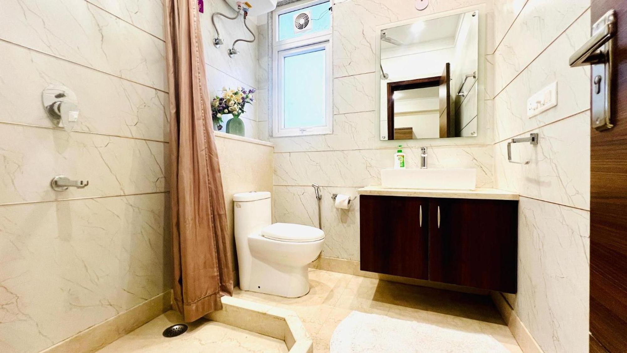 Bluo Studio2 Golf Course Road - Gym, Terrace Garden Гургаон Екстериор снимка